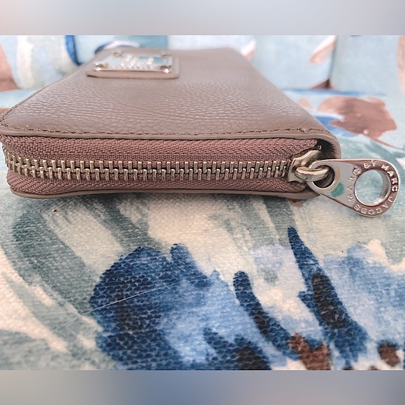 NWT Marc by Marc Jacobs Tan Leather Zippy Wallet - Picture 15 of 16